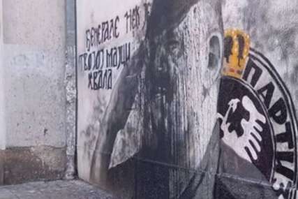 Još jedan incident u nizu: Bačena crna farba na mural Ratku Mladiću