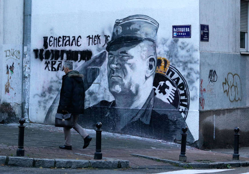 POSUT BIJELOM FARBOM Očišćen mural generalu Mladiću