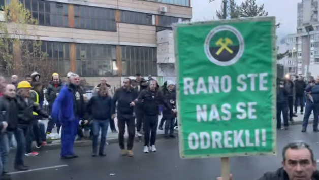 PROTESTI U SARAJEVU Rudari zaigrali kolo ispred Vlade FBiH dok čekaju ispunjenje zahtjeva (VIDEO)
