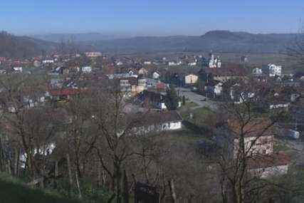 Kako žive mještani Koprivne: Međuentitetska linija podijelila kuće, sobe, pa čak i fudbalsko igralište (VIDEO)