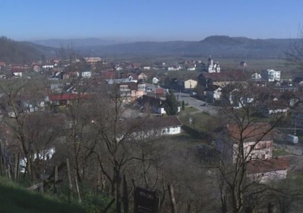 Kako žive mještani Koprivne: Međuentitetska linija podijelila kuće, sobe, pa čak i fudbalsko igralište (VIDEO)