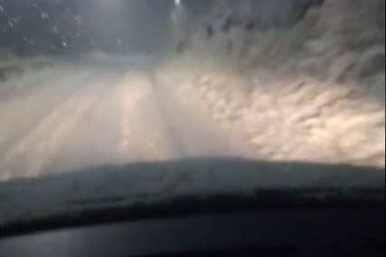 VOZAČI, OBRATITE PAŽNJU! Zbog snijega saobraćaj otežan na putu Ljubogošta - Podromanija