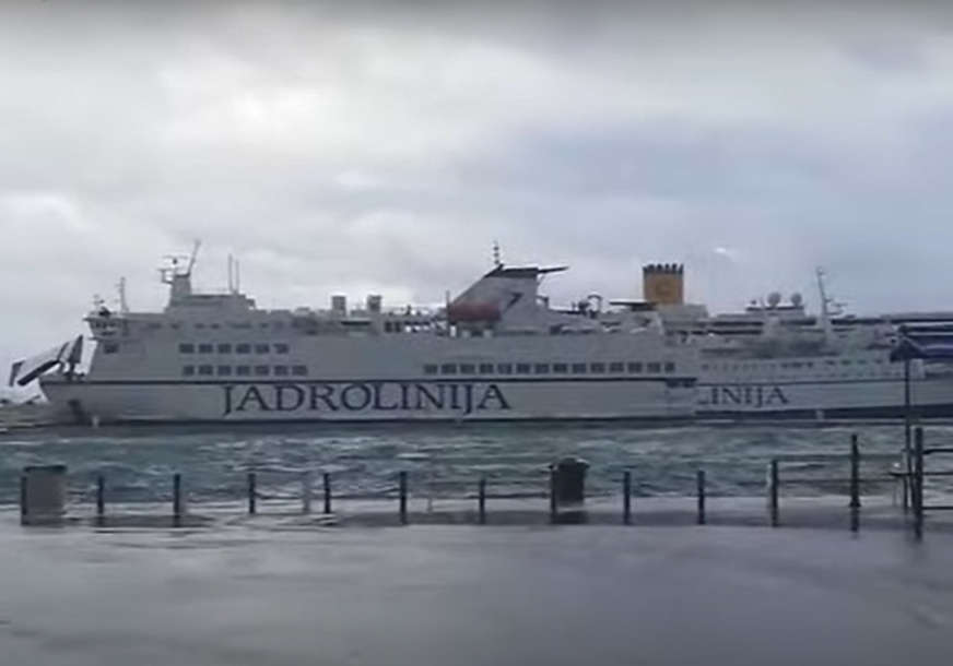 Jak vjetar u Dalmaciji, snijeg u Gorskom kotaru: Talasi poplavili dijelove splitske obale (VIDEO)