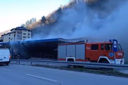 Vatrogasci i dalje dežuraju: Lokalizovan požar u autobuskoj stanici u Srebrenici