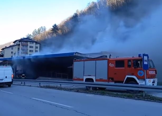 Vatrogasci i dalje dežuraju: Lokalizovan požar u autobuskoj stanici u Srebrenici