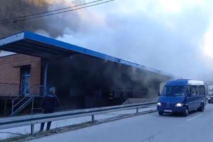 U toku gašenje vatre: Izbio požar u napuštenoj autobuskoj stanici u Srebrenici (VIDEO)