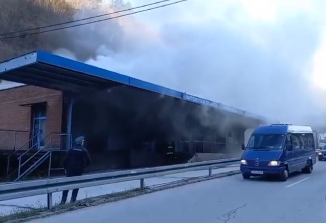 U toku gašenje vatre: Izbio požar u napuštenoj autobuskoj stanici u Srebrenici (VIDEO)