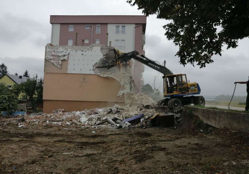 Eksplozija stanogradnje u Gradiški: Kuće ruše, a stanove grade (FOTO)