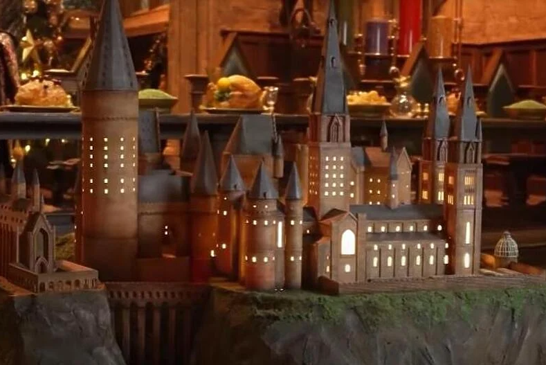 20 godina od premijere prvog filma: Ogromnom tortom u obliku Hogvortsa obilježena godišnjica Harija Potera (VIDEO)