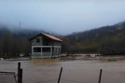 Rijeka Željeznica PONOVO PRIJETI: U Trnovu i danas dramatično, kuće pod vodom (VIDEO)