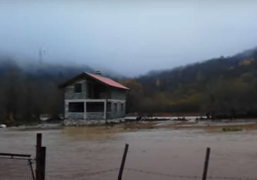 Rijeka Željeznica PONOVO PRIJETI: U Trnovu i danas dramatično, kuće pod vodom (VIDEO)