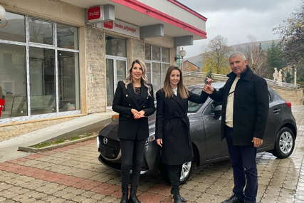 Kupovinom ZTE telefona do novog automobila: Milovanu Stajiću iz Bileće uručena "mazda"