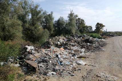 Zapušteni biser prirode u Srpcu: Ušće Vrbasa u Savu pretvoreno u divlju deponiju smeća (FOTO)