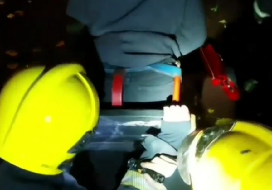 Najneobičnija intervencija vatrogasaca: Djevojka sjela u ljuljašku koju je prerasla i ostala ZAROBLJENA (VIDEO)