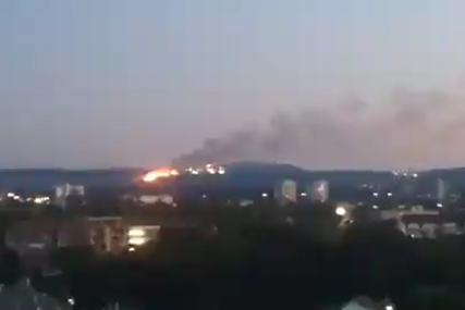 Veliki požar u Vinči, naselje u oblaku dima: Vatru gasila 32 vatrogasca, zapalila se hala aluminijuma i plastike (FOTO, VIDEO)
