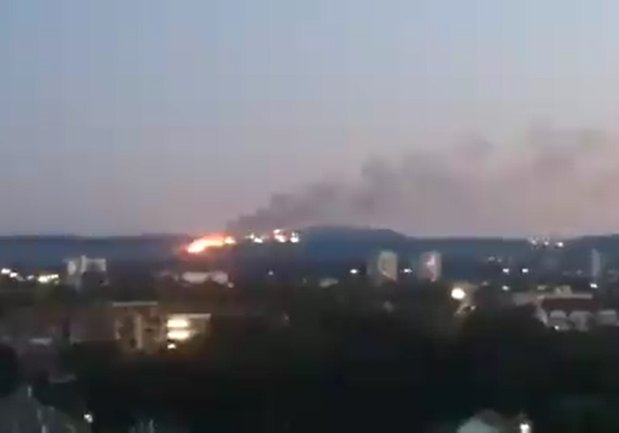 Veliki požar u Vinči, naselje u oblaku dima: Vatru gasila 32 vatrogasca, zapalila se hala aluminijuma i plastike (FOTO, VIDEO)