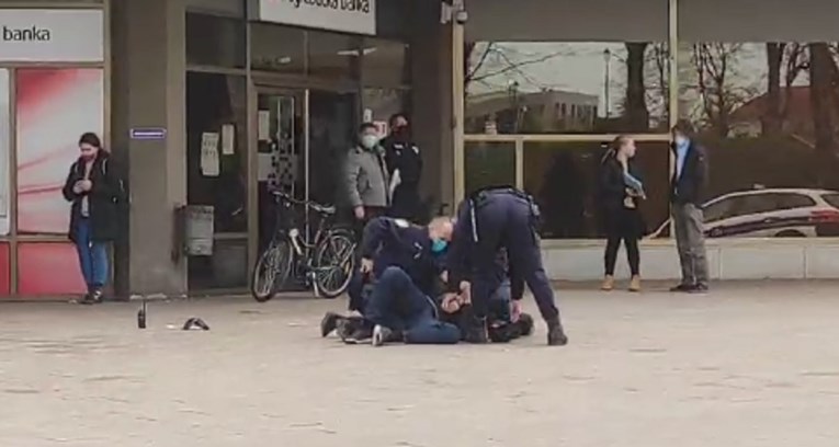 "Htio je ući u banku bez maske" Policija srušila na zemlju i privela muškarca u Hrvatskoj