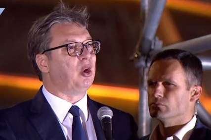 Vučić u Arenu stigao autobusom: Vodim SNS na izbore, a onda je vrijeme za druge