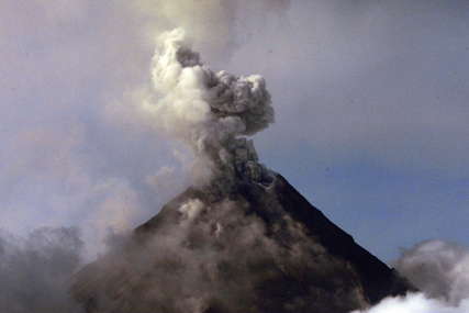 Broj žrtava vulkana se popeo na 22: Pepeo visine  i od 12.000 metara