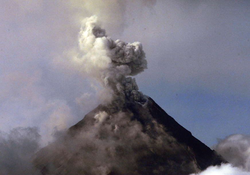 Broj žrtava vulkana se popeo na 22: Pepeo visine  i od 12.000 metara