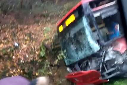 Prvi snimak nesreće u Umci: Prednji dio autobusa potpuno uništen, DESETORO POVRIJEĐENIH (VIDEO)