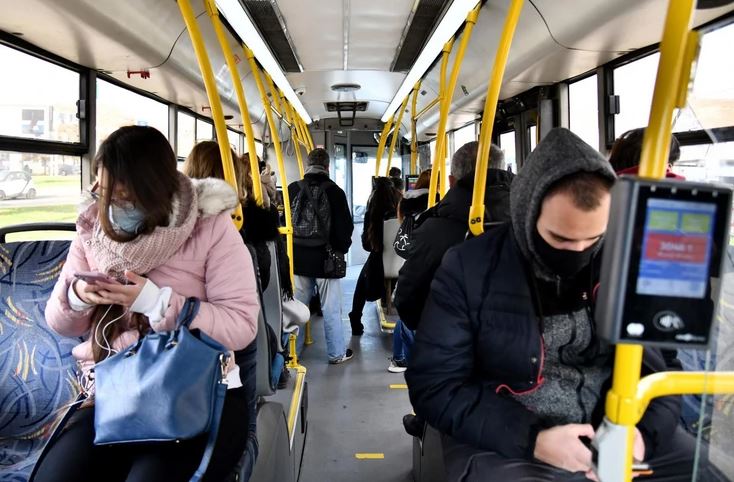 “Ako je trudna nije bolesna” Beograđanka na društvenim mrežama pokrenula rat oko ustupanja mjesta u autobusu