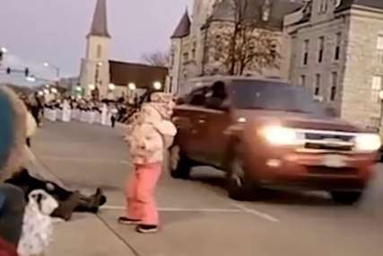 Jezivi prizori iz SAD: Zabilježen trenutak u kojem je "AUTOMOBIL SMRTI" prošao tik pored male djevojčice (VIDEO)