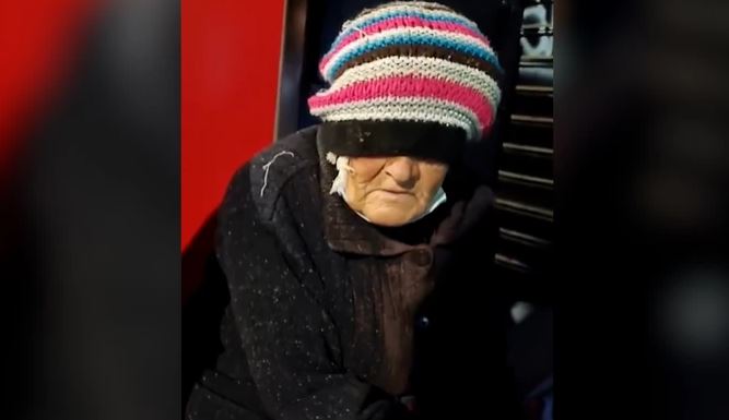 "Krvnički pretukli baku, bila je SVA U KRVI" Teška sudbina Stojanke koja hladne dane i noći provodi na pločniku (VIDEO)
