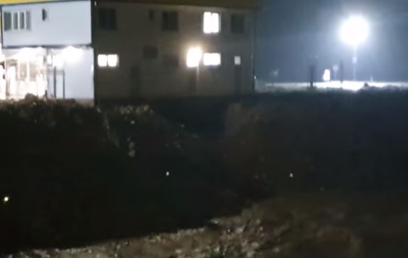 Vodostaj Željeznice znatno smanjen: Evo u kakvom je stanju benzinska pumpa u Vojkovićima (VIDEO)