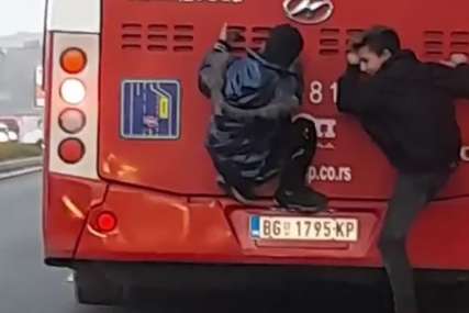 Snimak koji je UZNEMIRIO SVE: Dvoje djece se vozi prikačeno za autobus (VIDEO)
