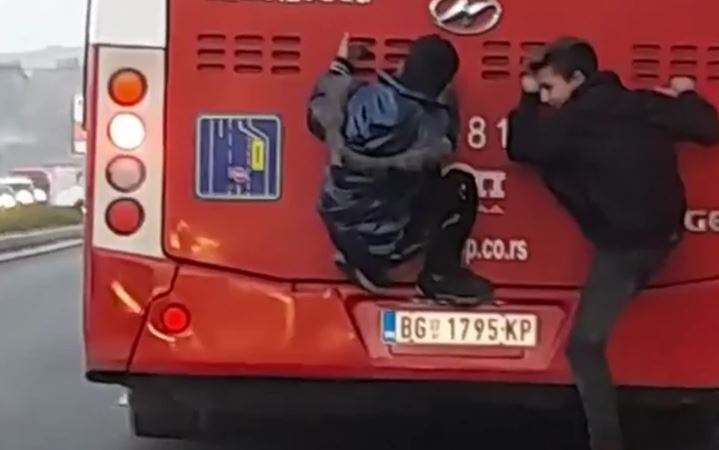 Snimak koji je UZNEMIRIO SVE: Dvoje djece se vozi prikačeno za autobus (VIDEO)