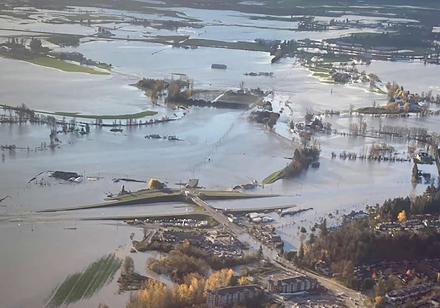 SPASIOCI NA TERENU Zbog velikih poplava u Kanadi odsječeno oko 18.000 ljudi