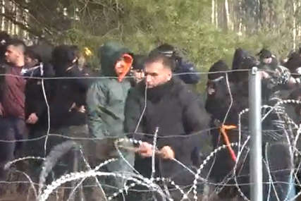 Haos na granici Bjelorusije i Poljske: Grupe migranata probile ogradu (VIDEO)