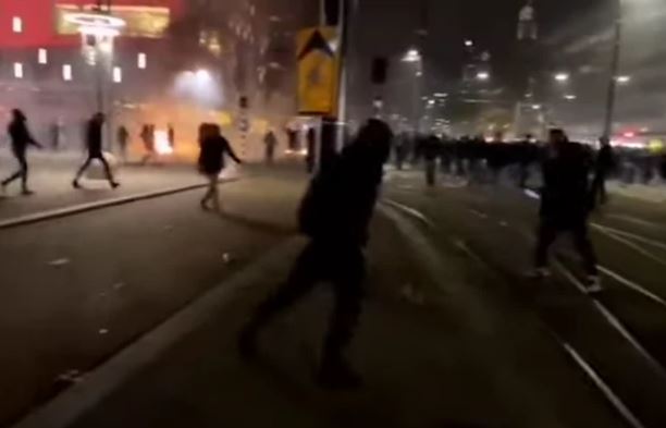 Protest protiv KOVID PROPUSNICA u Holandiji: Dvoje ljudi povrijeđeno, policija koristila vodene topove (VIDEO)