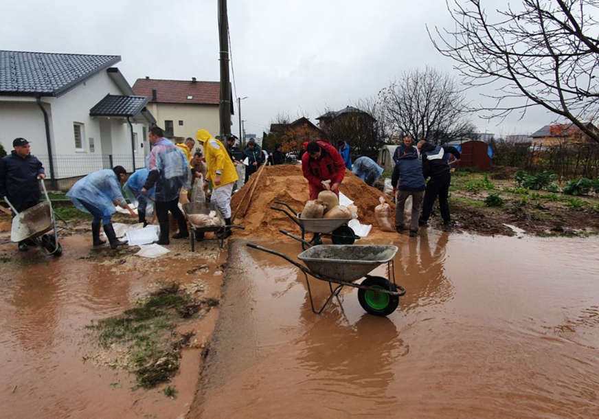 "Ako poplavi most biće katastrofa" Mještani Vojkovića u strahu od kiše koja neprestano pada (FOTO)