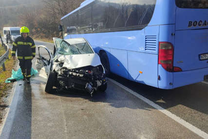 Teška nesreća kod Banjaluke: U sudaru autobusa i automobila POGINULA JEDNA OSOBA (FOTO)