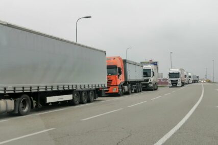 Kamionski kolaps u Gradiški: Ko ne mora ovamo, neka ide na drugu granicu (FOTO)