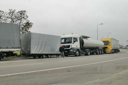 "Ponestaje nam vode, hrane i goriva" Vozači kamiona iz Srbije zarobljeni na granici Rumunije i Ukrajine VIŠE OD 80 SATI