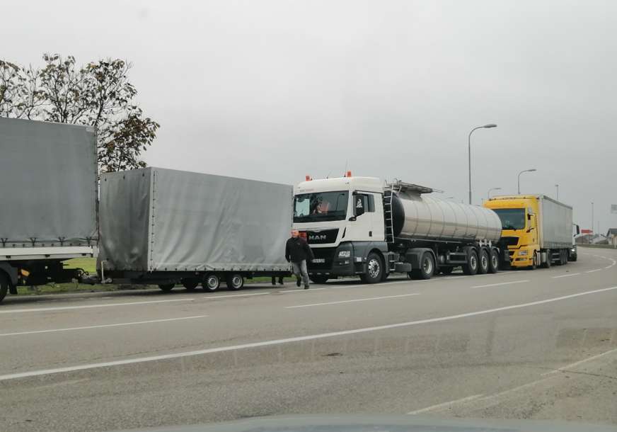 "Ponestaje nam vode, hrane i goriva" Vozači kamiona iz Srbije zarobljeni na granici Rumunije i Ukrajine VIŠE OD 80 SATI