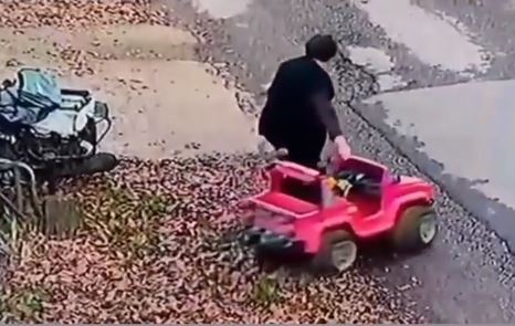 NEOBIČNA KRAĐA Žena ukrala dječiji automobil u parku
