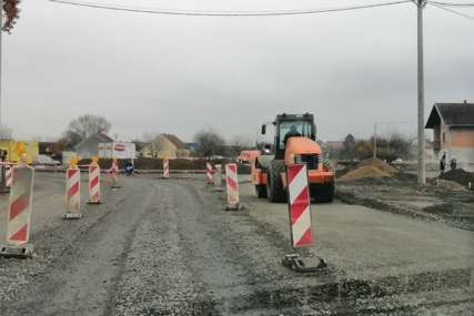 Radovi pri kraju, stara cesta biće prohodnija: Kružna raskrsnica u Brestovčini za manje gužve u Gradiški (FOTO)