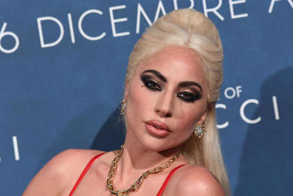 “ZAPALILA” CRVENI TEPIH Lejdi Gaga oduševila na italijanskoj premijeri “Kuće Guči”