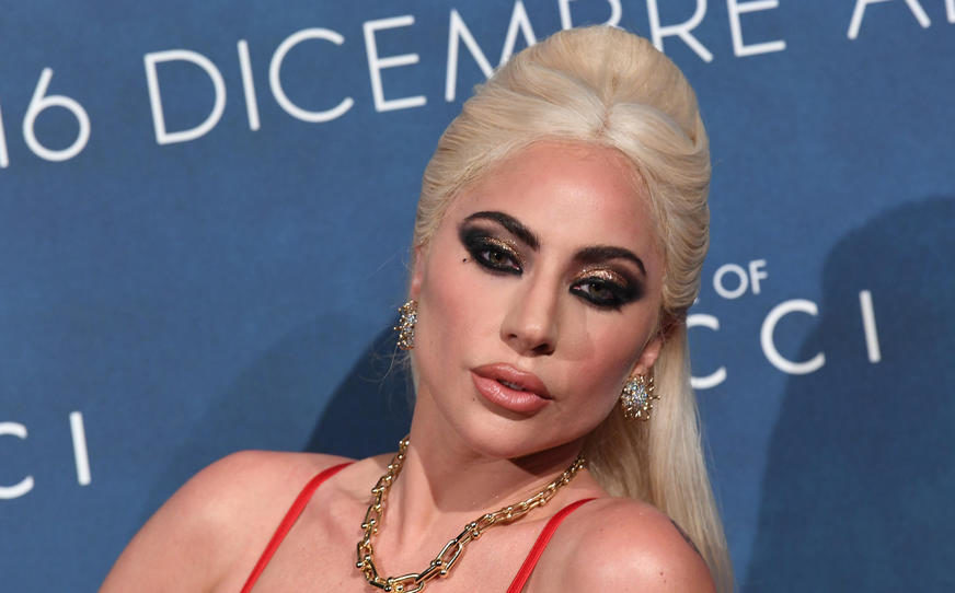 “ZAPALILA” CRVENI TEPIH Lejdi Gaga oduševila na italijanskoj premijeri “Kuće Guči”