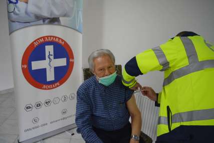 Imunizovano 40 odsto stanovništva: Nedžad Salković vakcinisan trećom dozom u Domu zdravlja Lopare (FOTO)