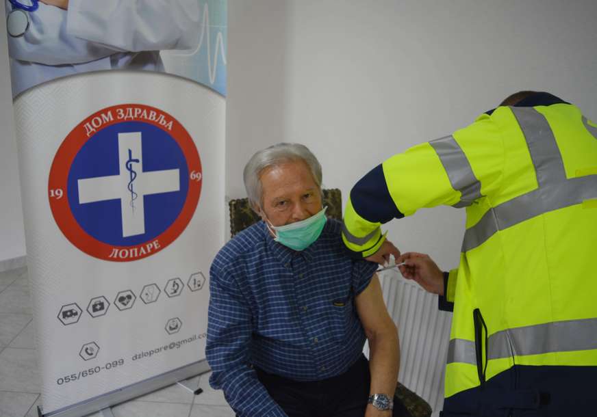 Imunizovano 40 odsto stanovništva: Nedžad Salković vakcinisan trećom dozom u Domu zdravlja Lopare (FOTO)