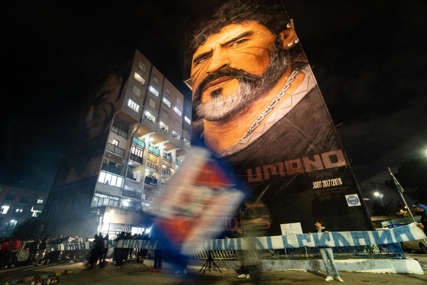 SPOMENIK ZA LEGENDU Statua Maradone ispred stadiona Napolija