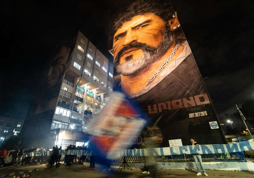 SPOMENIK ZA LEGENDU Statua Maradone ispred stadiona Napolija