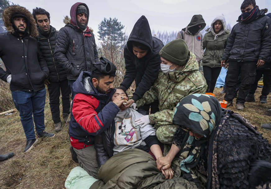 "UMRIJEĆE NAM DJECA" Ljudi na granici Bjelorusije prolaze kroz torturu, piju vodu iz bara, hrane nemaju i smrzavaju se