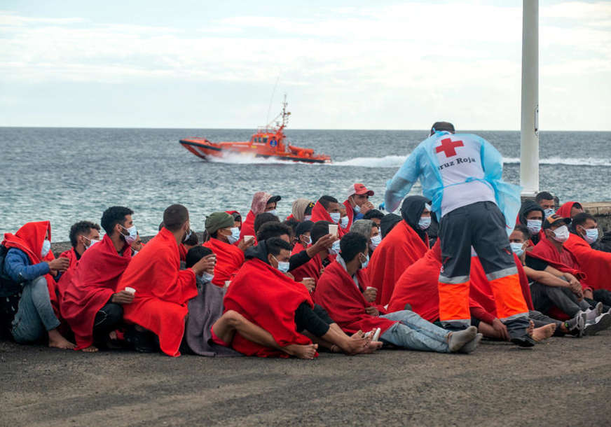 Ribarski čamac bio pogođen olujom: Italijanska obalska straža spasila više od 300 migranata