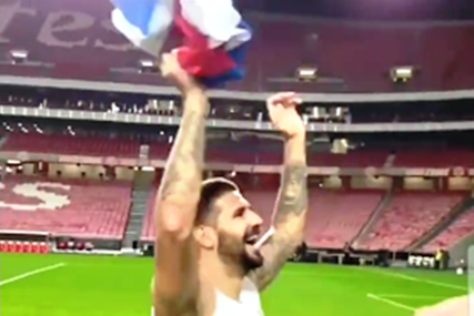 SJAJAN GEST Mitrović nakon meča slavio s navijačima (VIDEO)